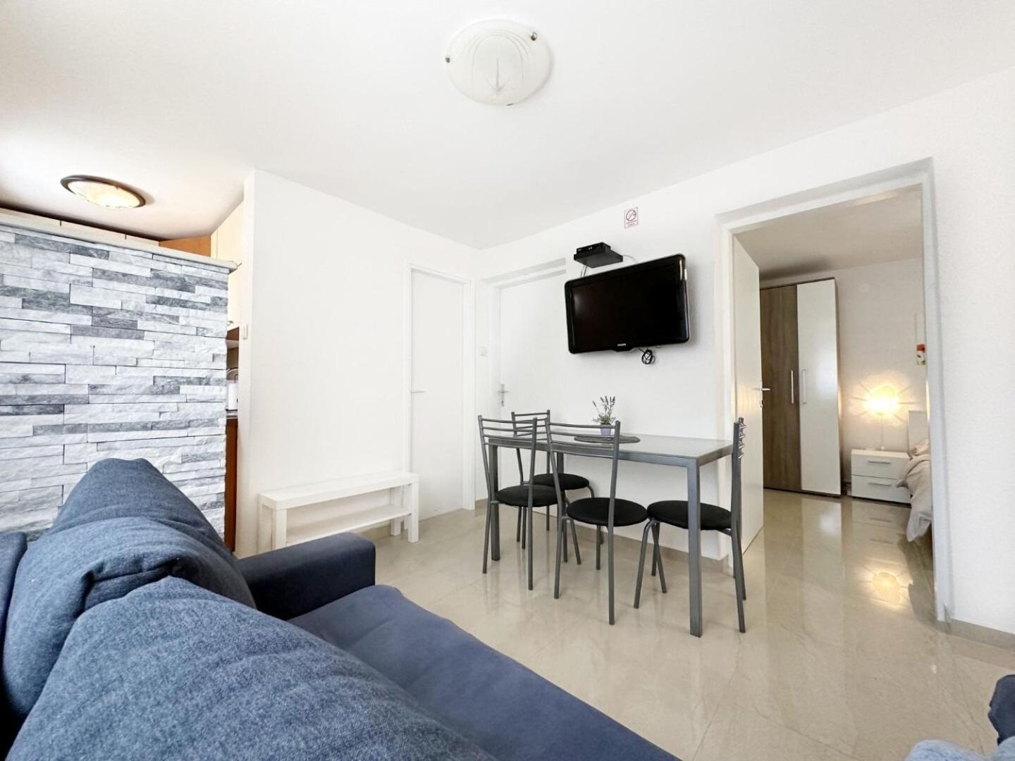 Apartments Jora - Family Friendly With Parking Space ニン エクステリア 写真